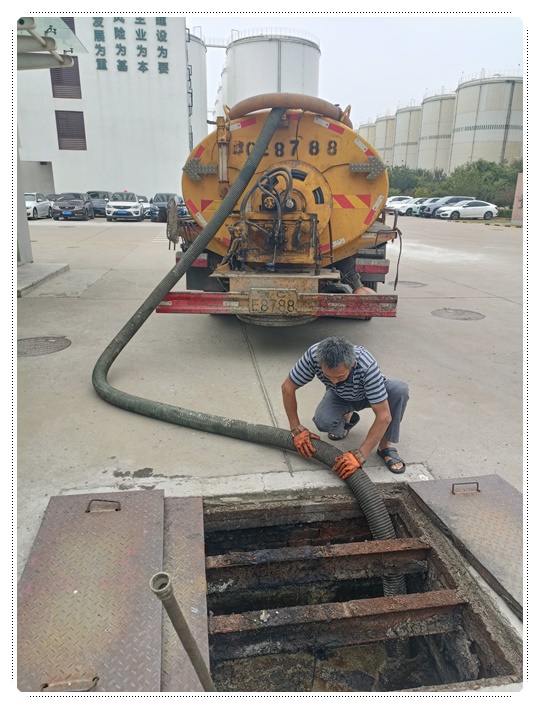 南丰镇隔油池清掏