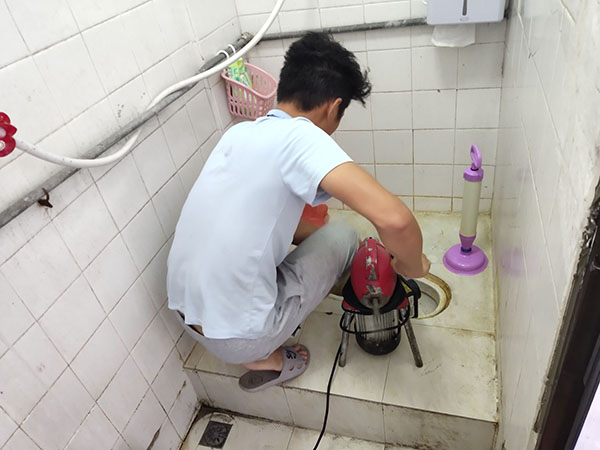 南丰镇管道堵塞冒臭气 专业师傅现场解决问题